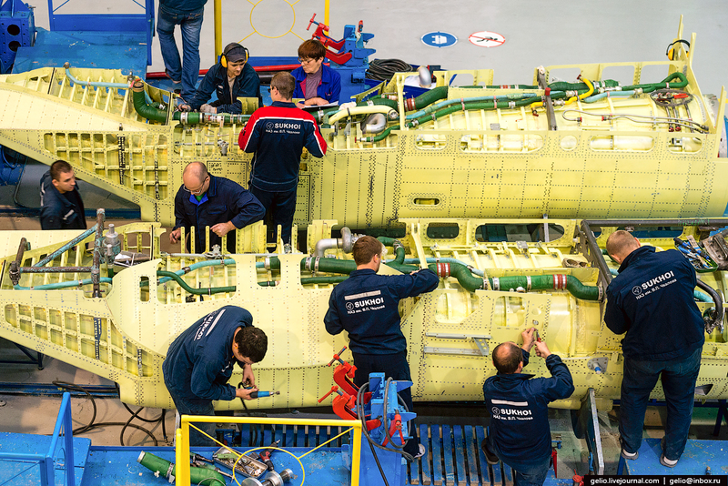 Illustration for article titled These Riveting Photos Show How Russia's Su-34 Fullback Fighter-Bombers Get Built